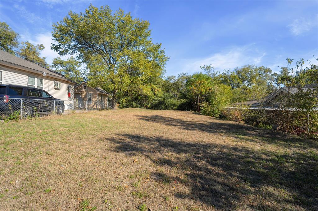 1701 Flanders Street Dallas, TX 75208 - Photo 16 of 19 View of yard
