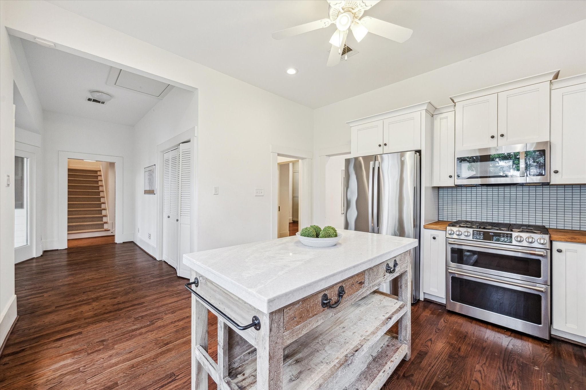 1506 Indiana Street Houston, TX 77006 - Photo 13 of 37 a kitchen with a stove and a refrigerator