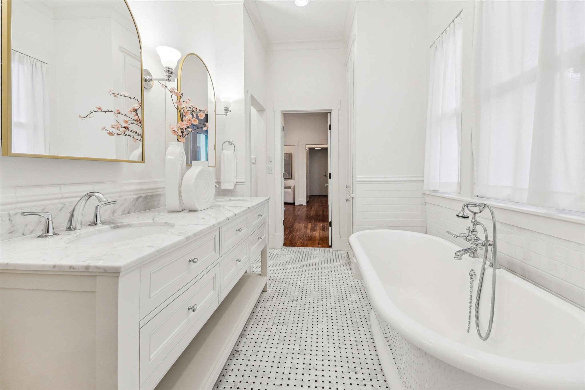 1506 Indiana Street Houston, TX 77006 - Photo 20 of 37 a spacious bathroom with a double vanity sink and a bathtub