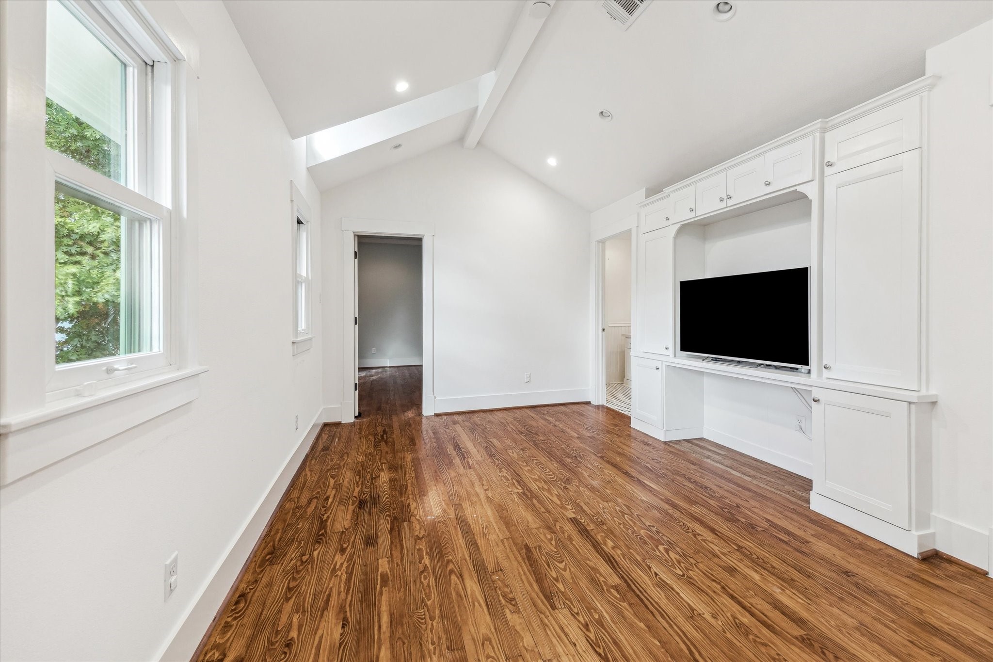 1506 Indiana Street Houston, TX 77006 - Photo 25 of 37 a bedroom with a bed and a flat screen tv