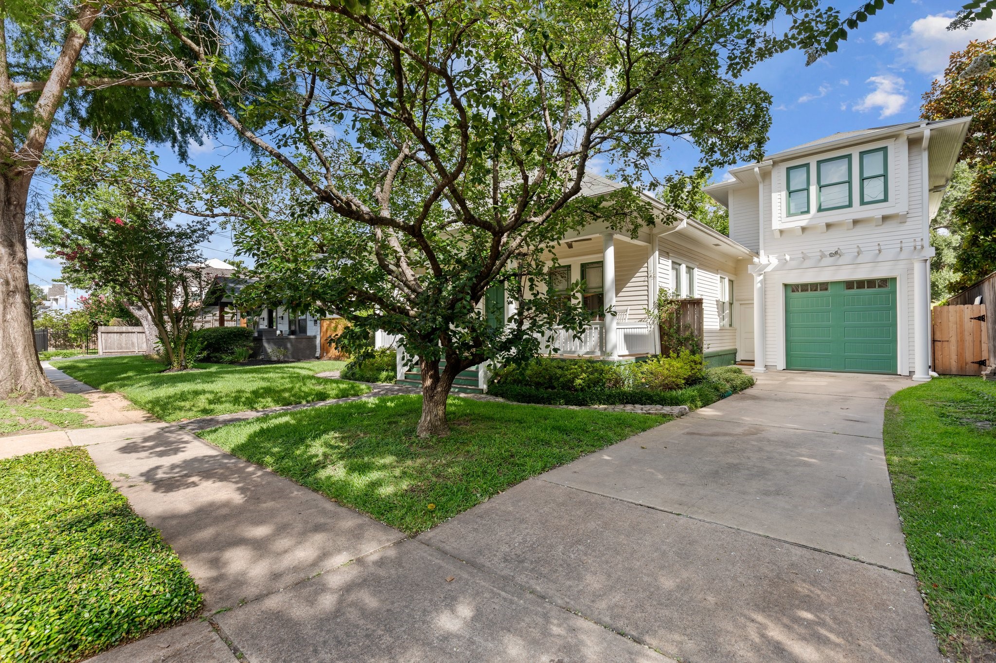 1506 Indiana Street Houston, TX 77006 - Photo 31 of 37 a front view of a house with a yard