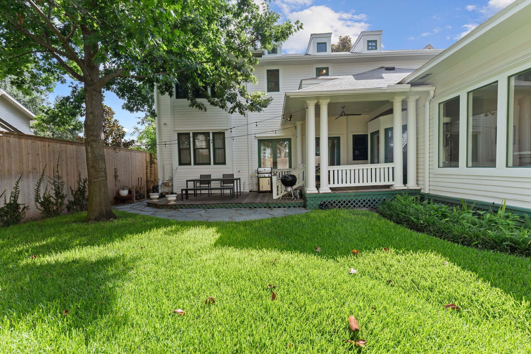 1506 Indiana Street Houston, TX 77006 - Photo 37 of 37 a front view of a house with patio