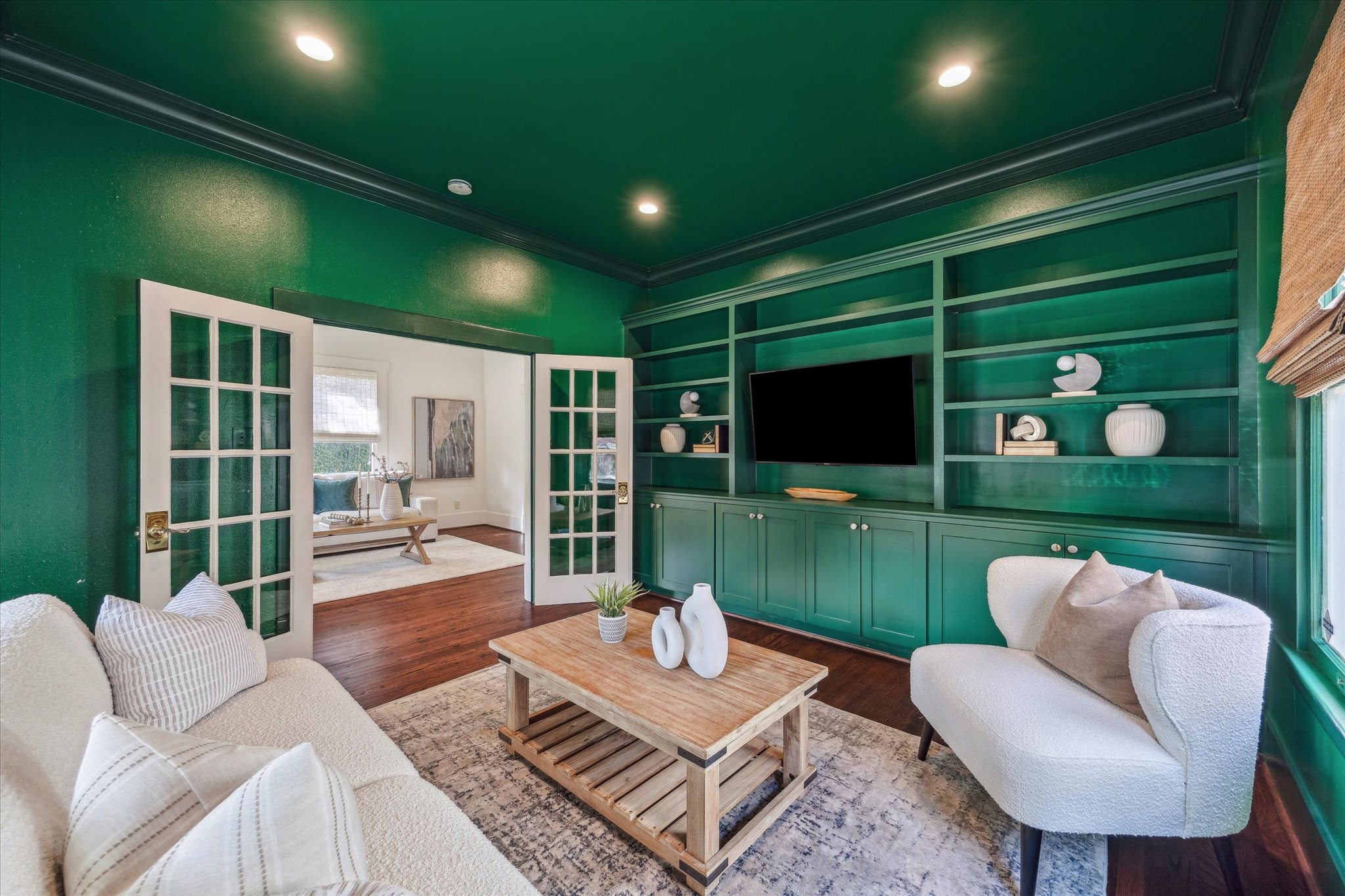 1506 Indiana Street Houston, TX 77006 - Photo 5 of 37 a living room with furniture and a flat screen tv