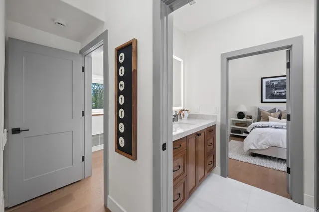 a en suite spacious bathroom with a double vanity sink and a mirror