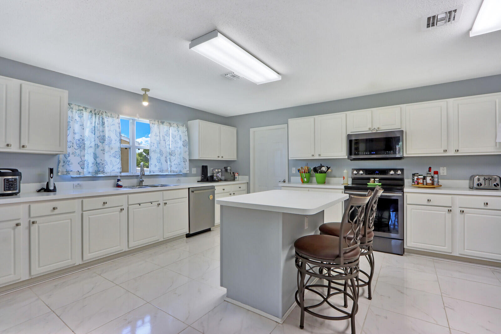333 Southwest Covington Road Port St. Lucie, FL 34953 - Photo 17 of 40 Kitchen Island