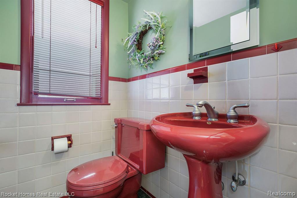 1629 Prestwick Road Grosse Pointe Woods, MI 48236 - Photo 20 of 37