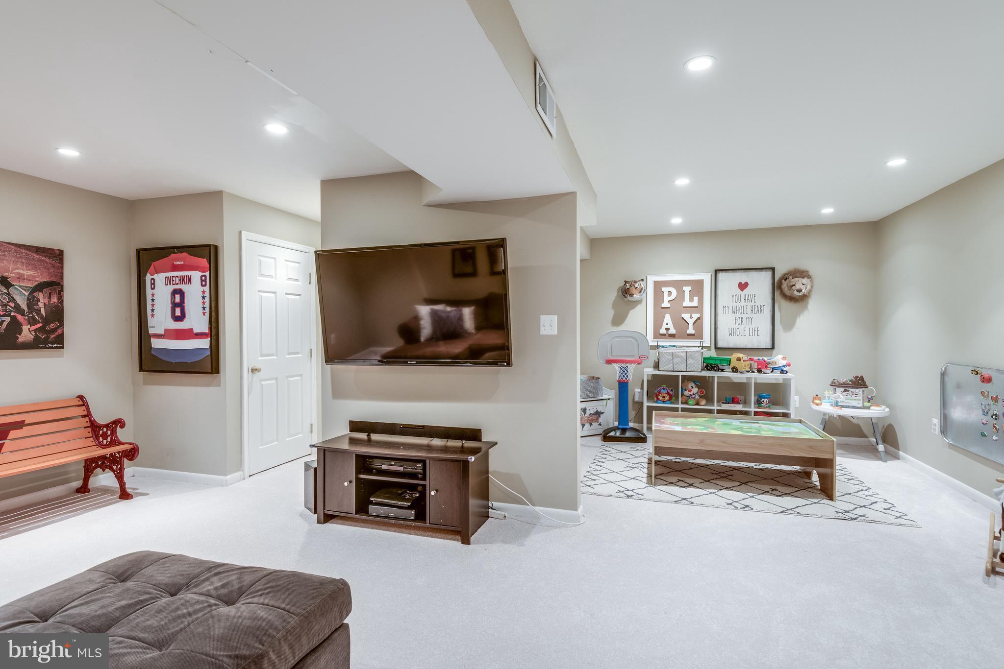 1804 Golf View Court Reston, VA 20190 - Photo 18 of 30 a living room with furniture and a flat screen tv