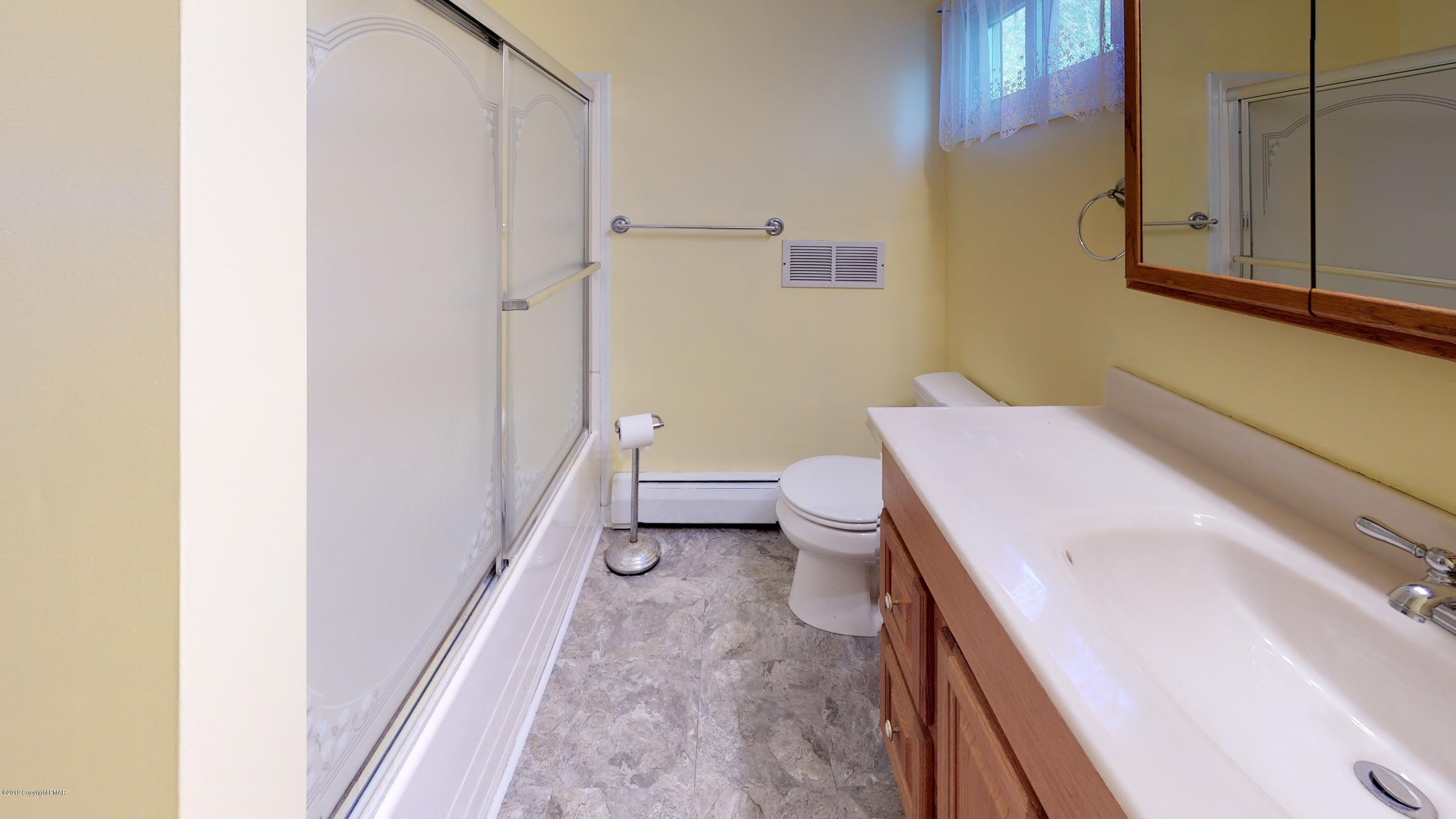 204 Valley Stream Road Stroudsburg, PA 18360 - Photo 28 of 39 Full Bathroom
