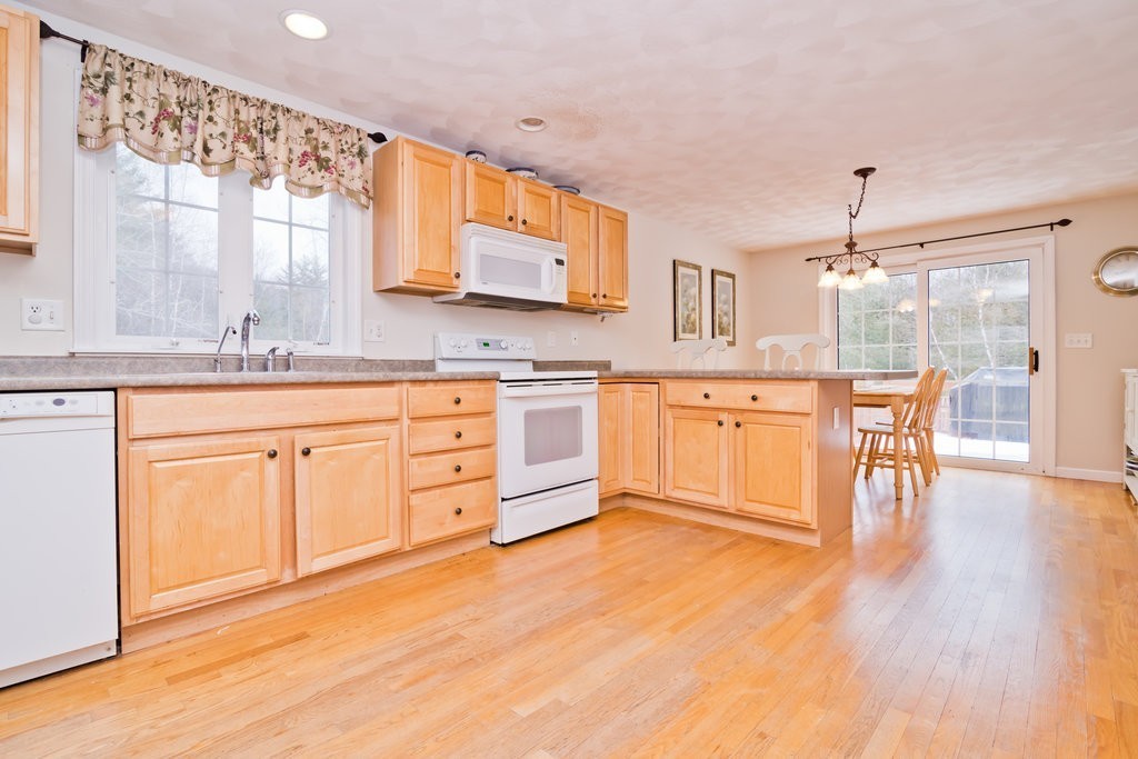 35 Cranberry Road Pepperell, MA 01463 - Photo 4 of 27 Gallery Image 4