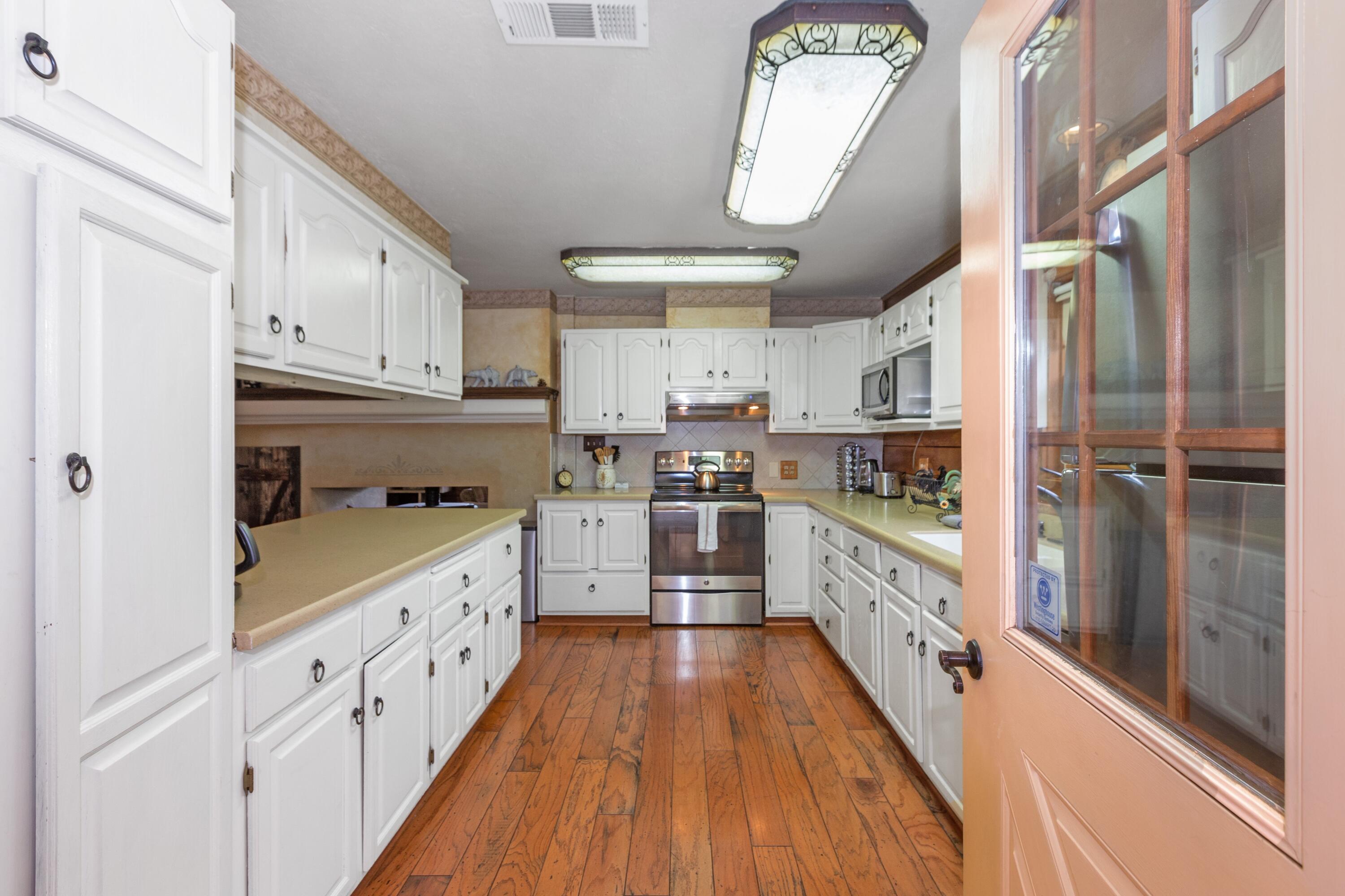 42182 Mynatt Drive Three Rivers, CA 93271 - Photo 7 of 67 Kitchen Entrance
