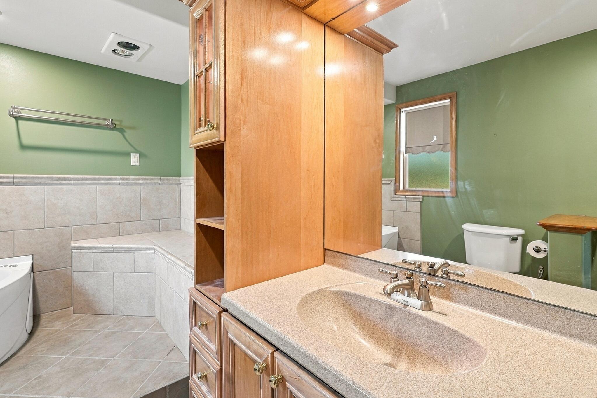 W808 Froelich Road Sullivan, WI 53178 - Photo 25 of 61 25_Primary_Bathroom_View_7