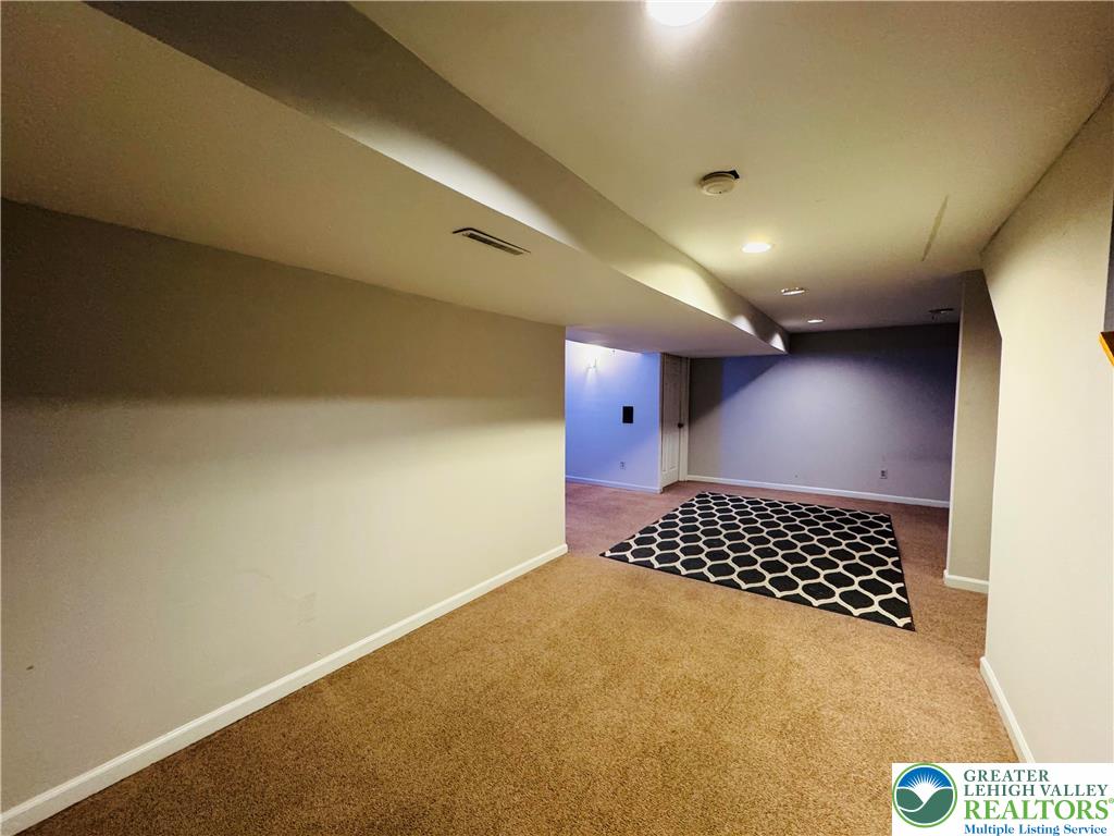 4034 Reeve Drive Bethlehem, PA 18020 - Photo 29 of 36 a view of a hallway