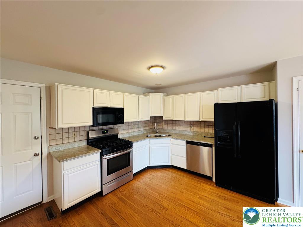 4034 Reeve Drive Bethlehem, PA 18020 - Photo 9 of 36 a kitchen with a refrigerator and a stove top oven