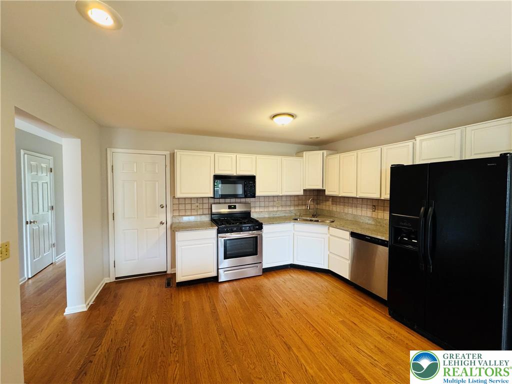 4034 Reeve Drive Bethlehem, PA 18020 - Photo 10 of 36 a kitchen with a refrigerator and a stove top oven