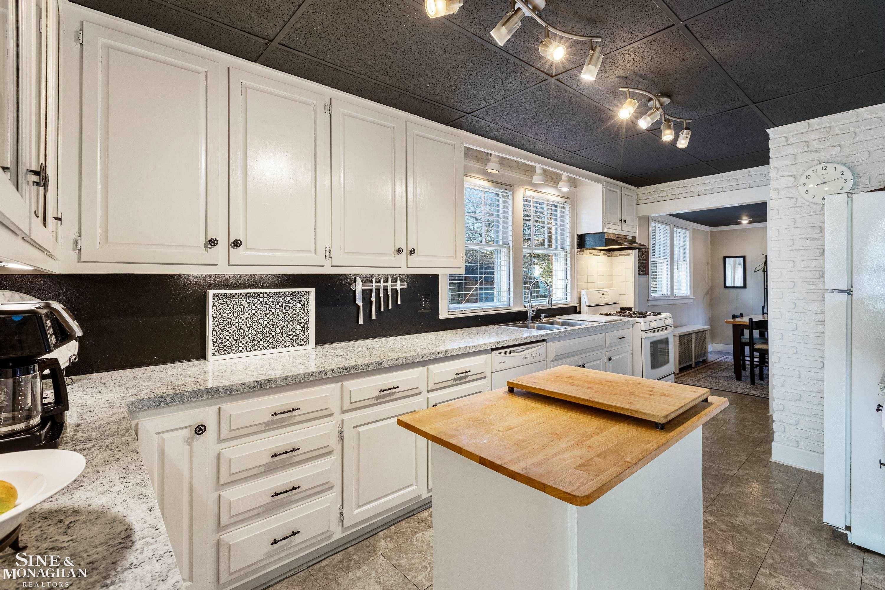 1026 Nottingham Road Grosse Pointe, MI 48230 - Photo 11 of 39 50103587-10.JPG