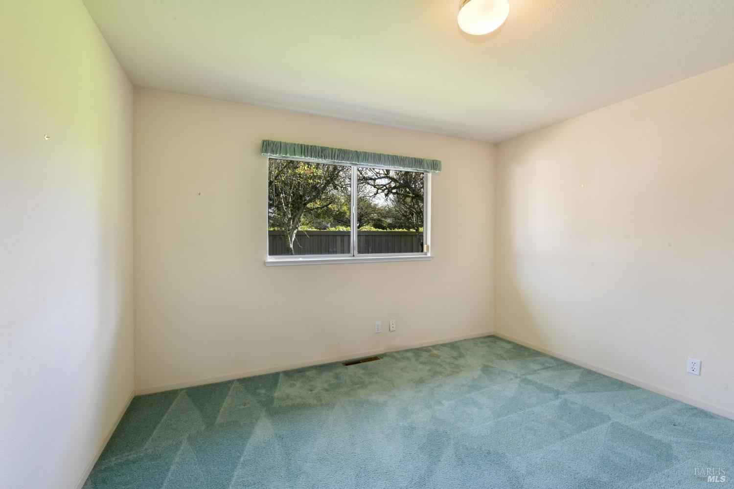 135 Fulton Place Windsor, CA 95492 - Photo 31 of 40 an empty room with a window