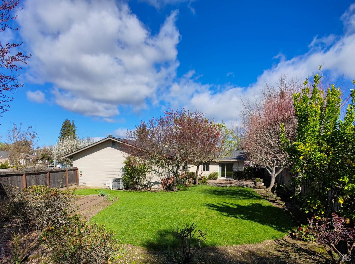 135 Fulton Place Windsor, CA 95492 - Photo 33 of 42 Spacious backyard has plenty of sunlight.
