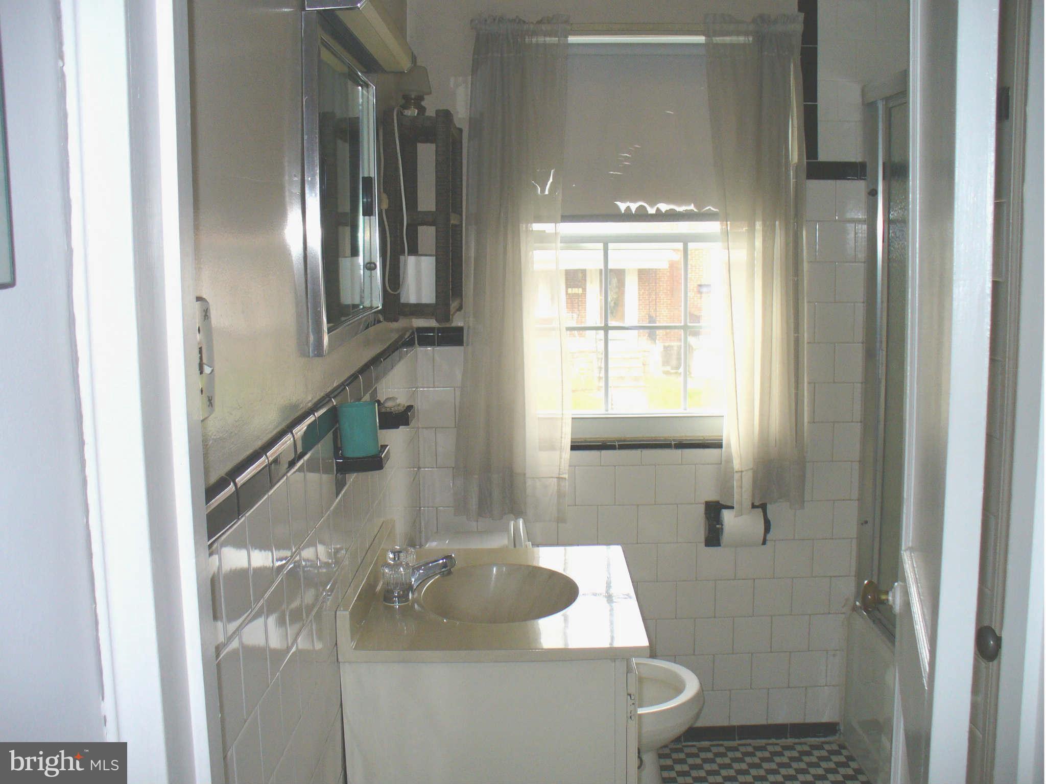 5731 Edgepark Road Baltimore, MD 21239 - Photo 9 of 12 Bath