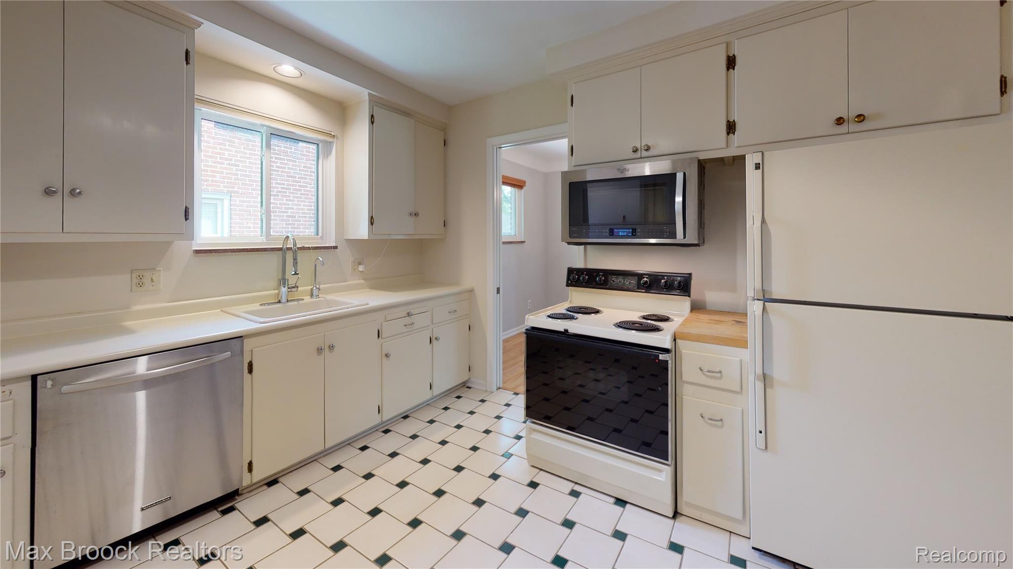 2769 Manchester Road Birmingham, MI 48009 - Photo 28 of 34 2769-Manchester-Kitchen(1).jpg