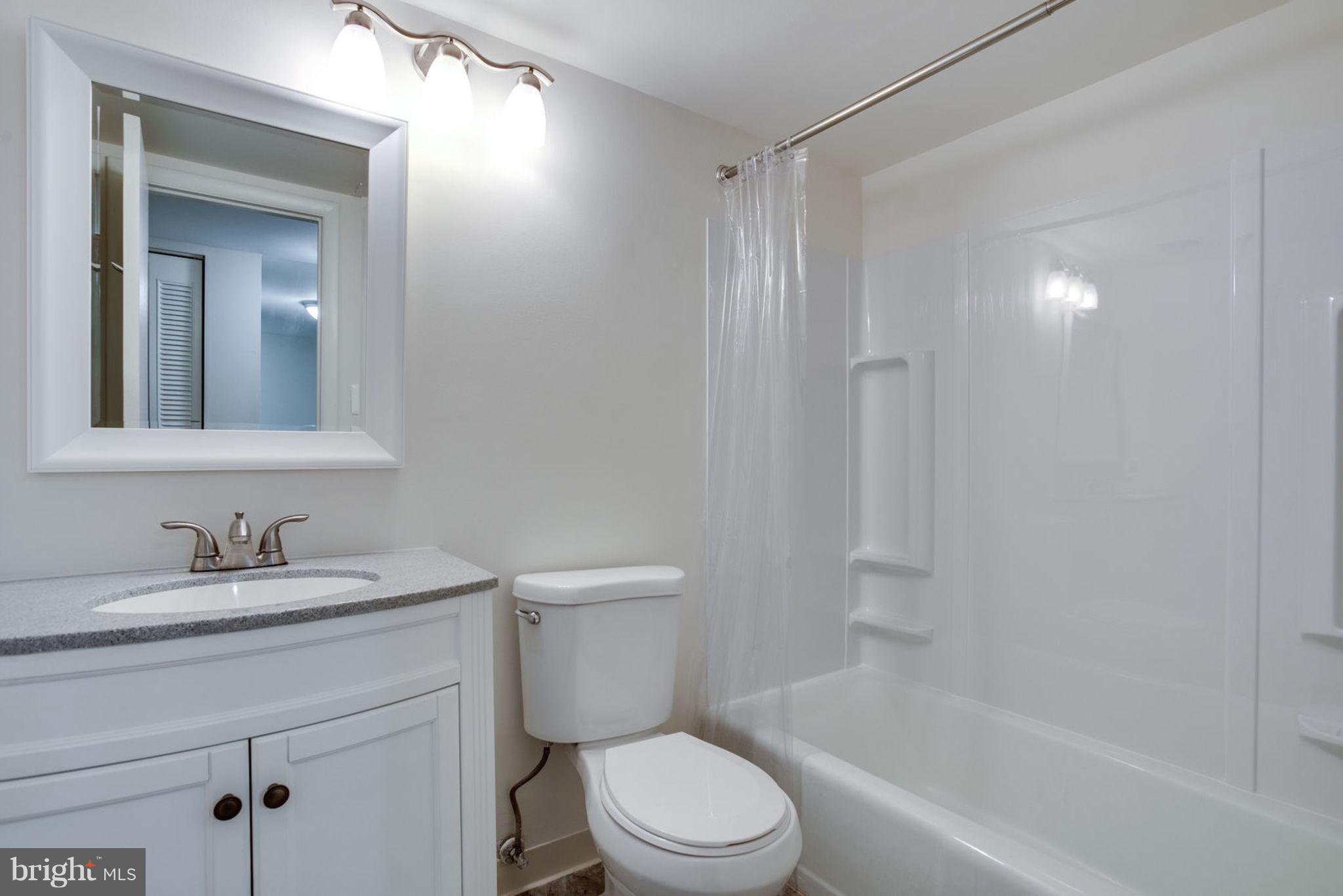 18810 Walkers Choice Road, Unit 1 Gaithersburg, MD 20886 - Photo 14 of 20 Bath (Master)