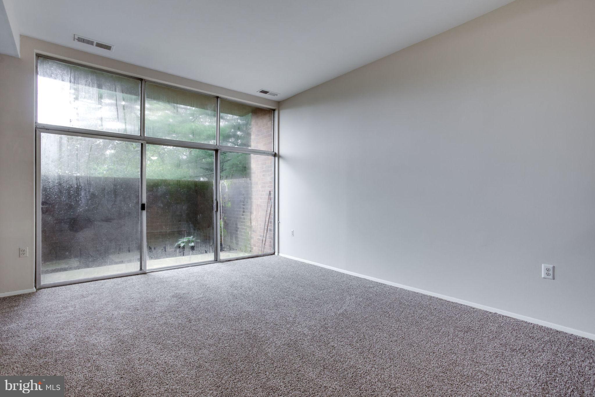 18810 Walkers Choice Road, Unit 1 Gaithersburg, MD 20886 - Photo 6 of 20 Living Room