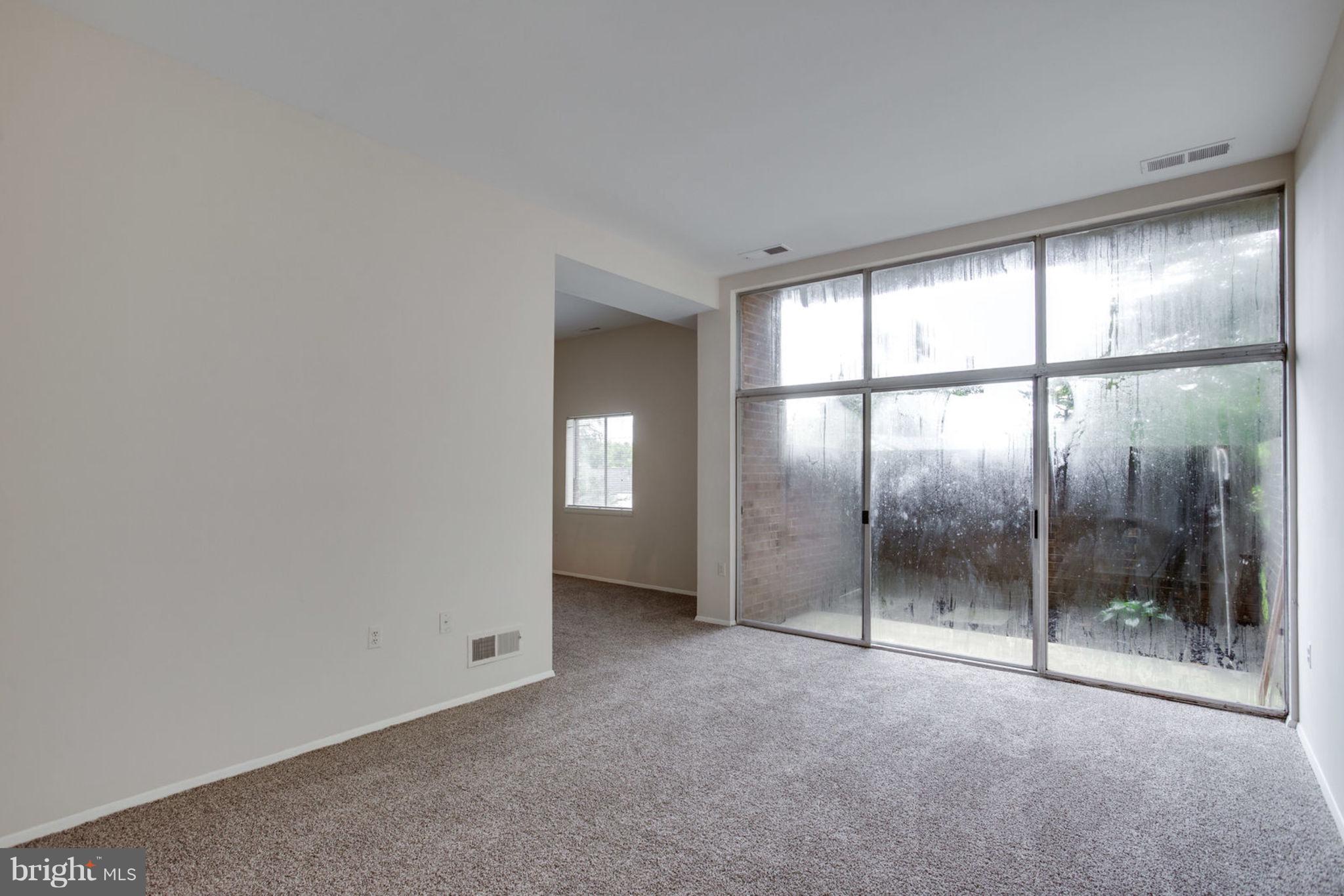 18810 Walkers Choice Road, Unit 1 Gaithersburg, MD 20886 - Photo 7 of 20 Living Room