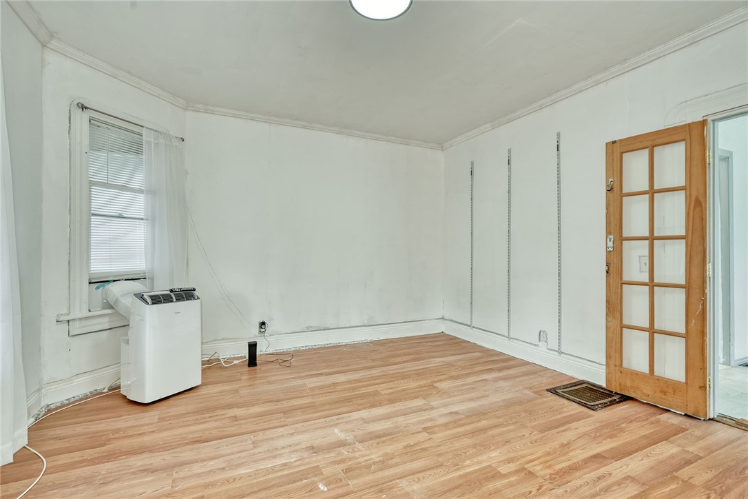 498 Emerson Street Rochester, NY 14613 - Photo 3 of 39