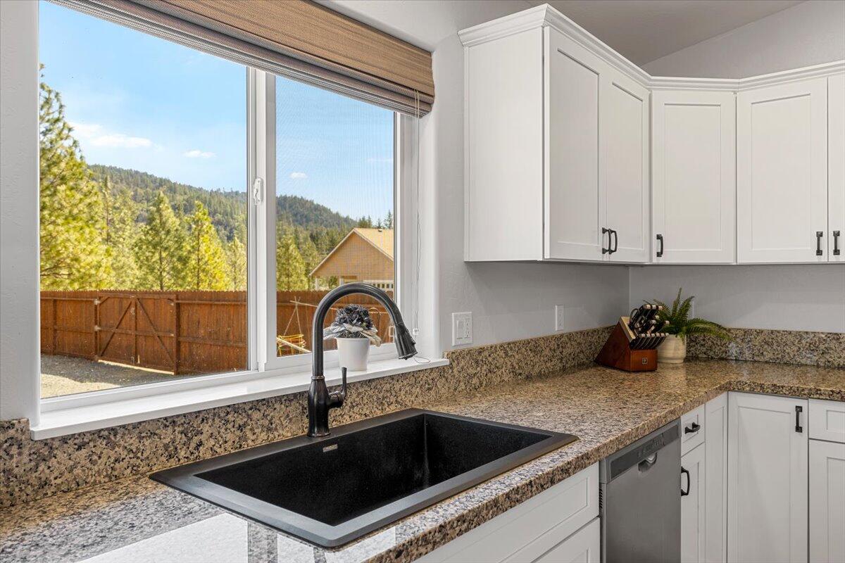 353 Cedar Ridge Drive Cave Junction, OR 97523 - Photo 19 of 45 19-CI_9729