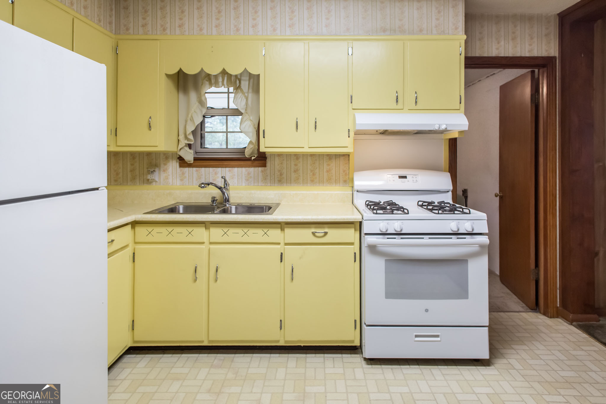 1917 Gilchrist Avenue Waycross, GA 31503 - Photo 11 of 42 a bathroom with a granite countertop sink and a stove