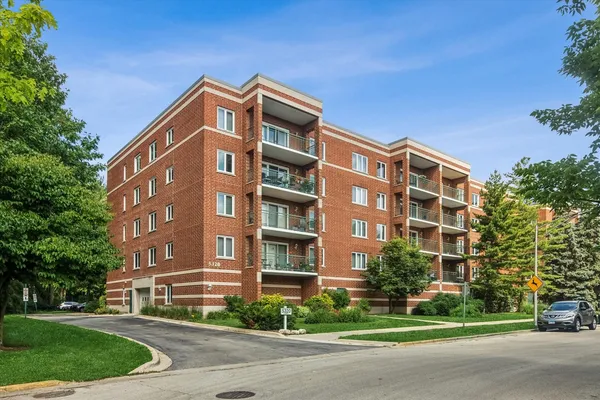 $275,000 | 5320 North Lowell Avenue, Unit 205, Chicago, IL 60630