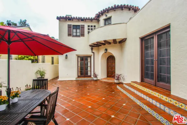 a view of a house with backyard and sitting area