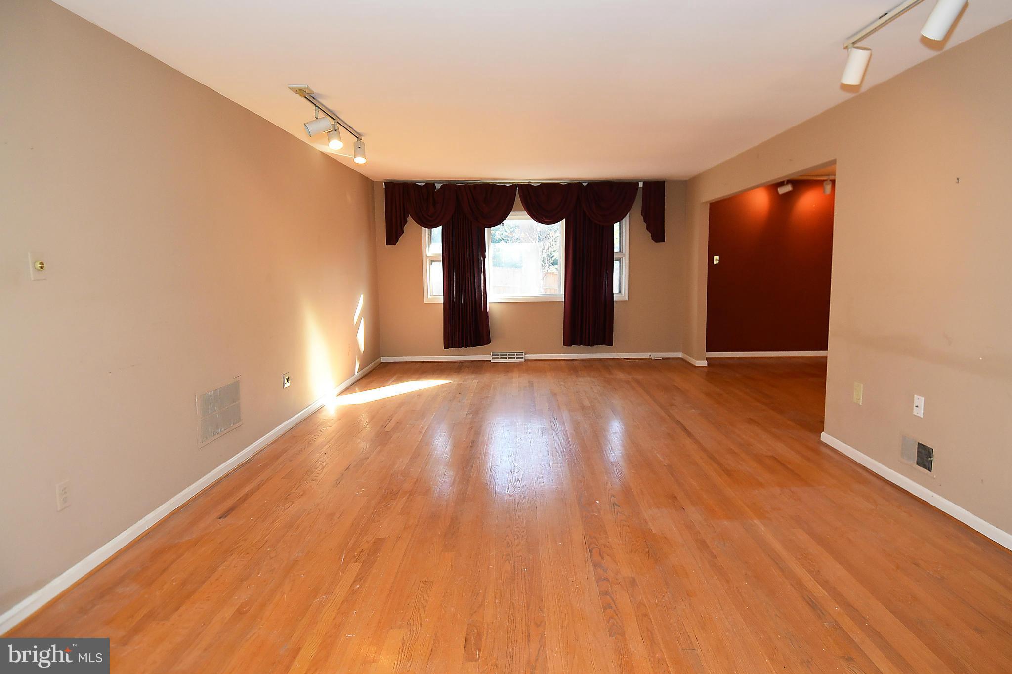 7415 Churchill Road McLean, VA 22101 - Photo 4 of 28 Living Room