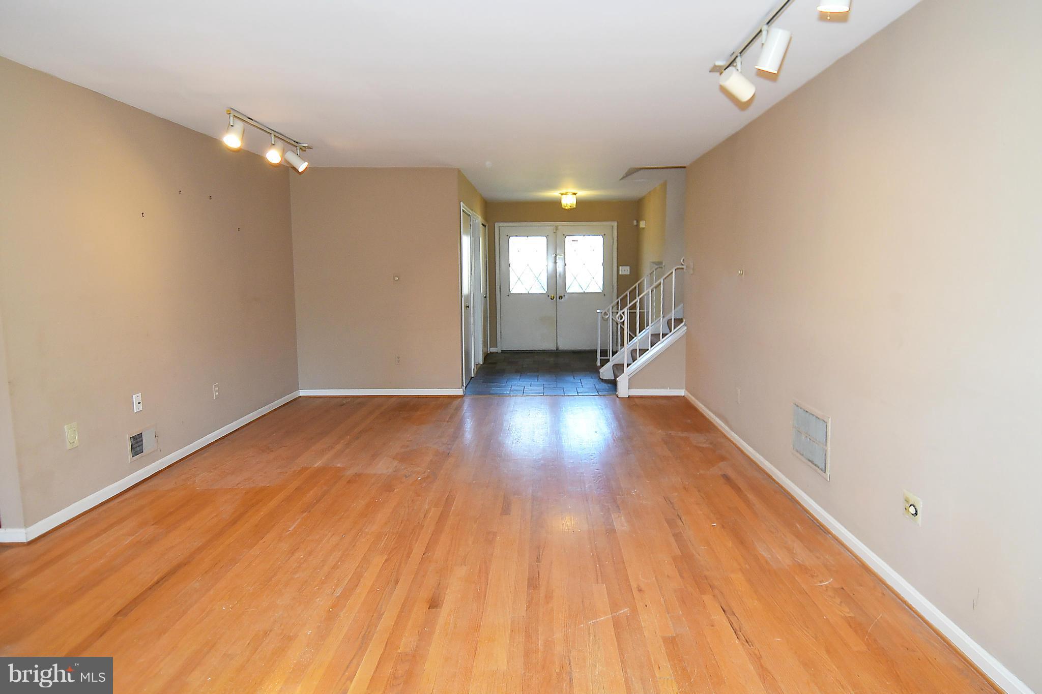 7415 Churchill Road McLean, VA 22101 - Photo 5 of 28 Living Room