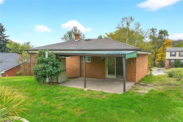 a view of a house with a backyard