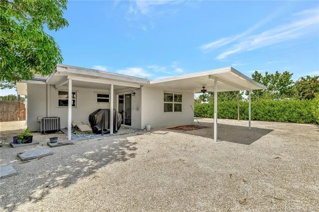 a view of a house with backyard and porch