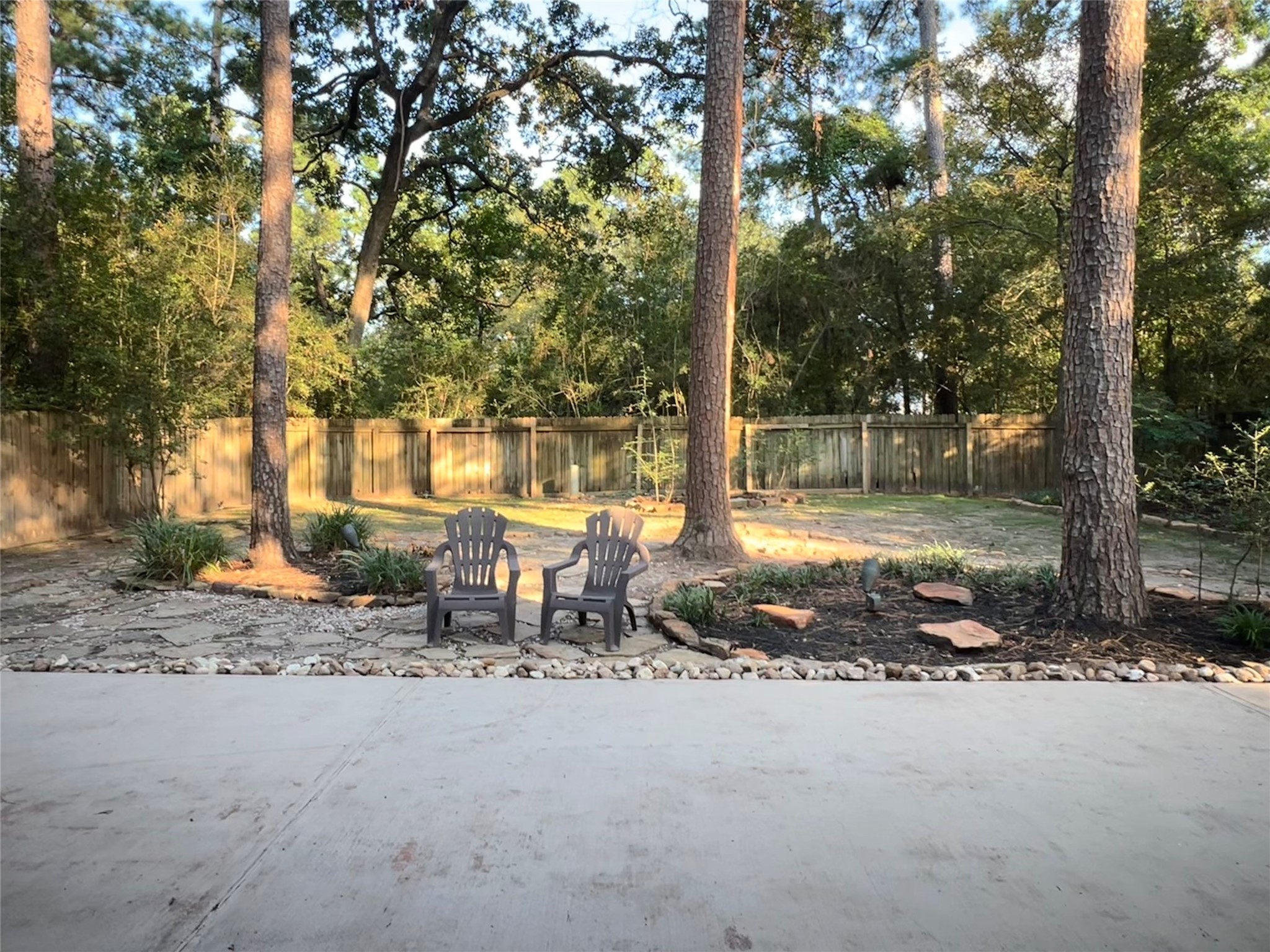 5 Spurwood Court The Woodlands, TX 77381 - Photo 14 of 16 a backyard of a house with table and chairs