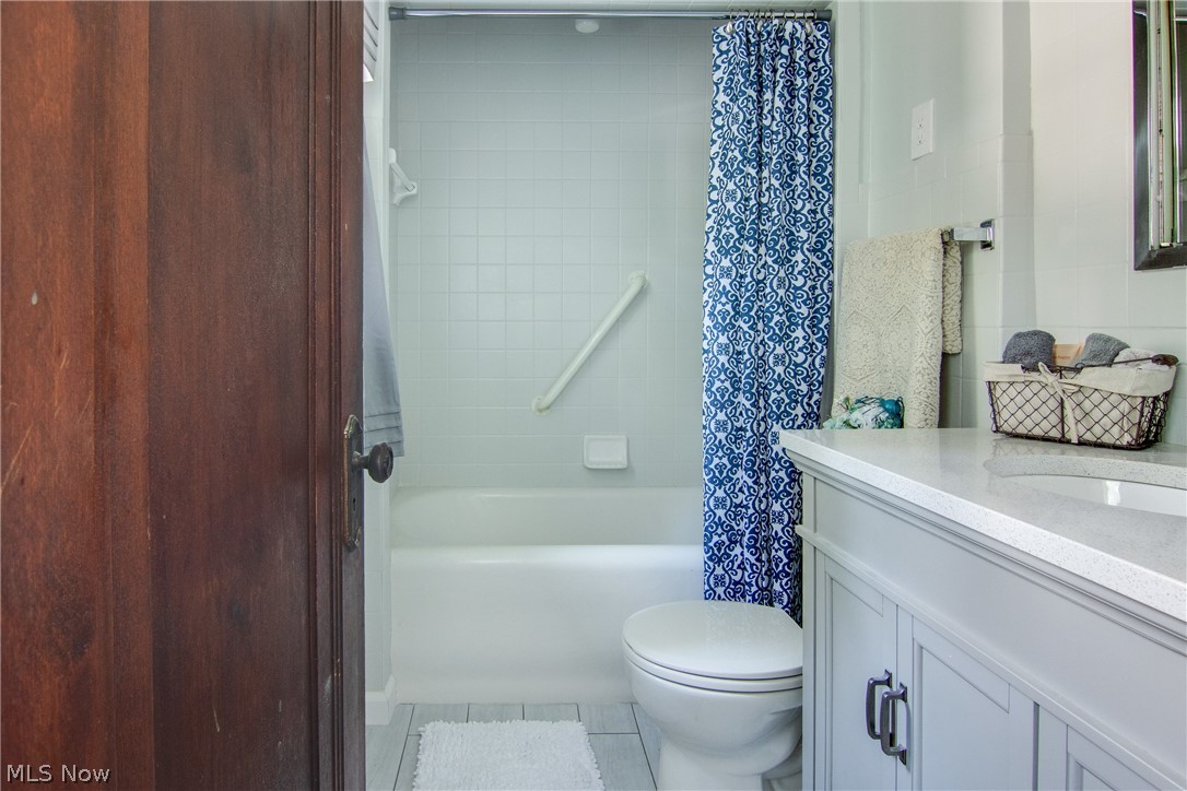 41 Canton Road Akron, OH 44312 - Photo 14 of 18 Second floor full updated bathroom.