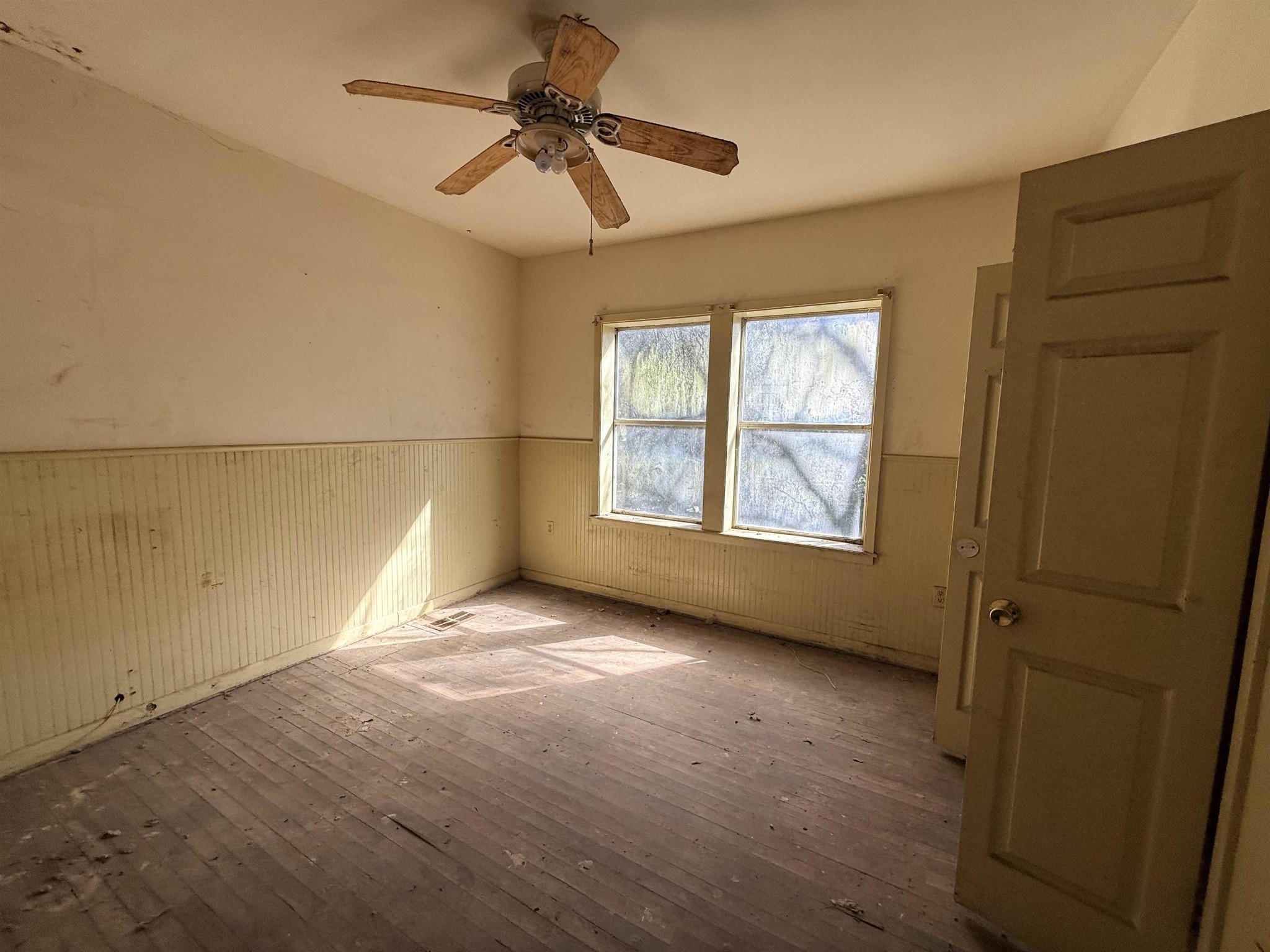 890 Craft Road Memphis, TN 38116 - Photo 12 of 15 a view of an empty room with a window