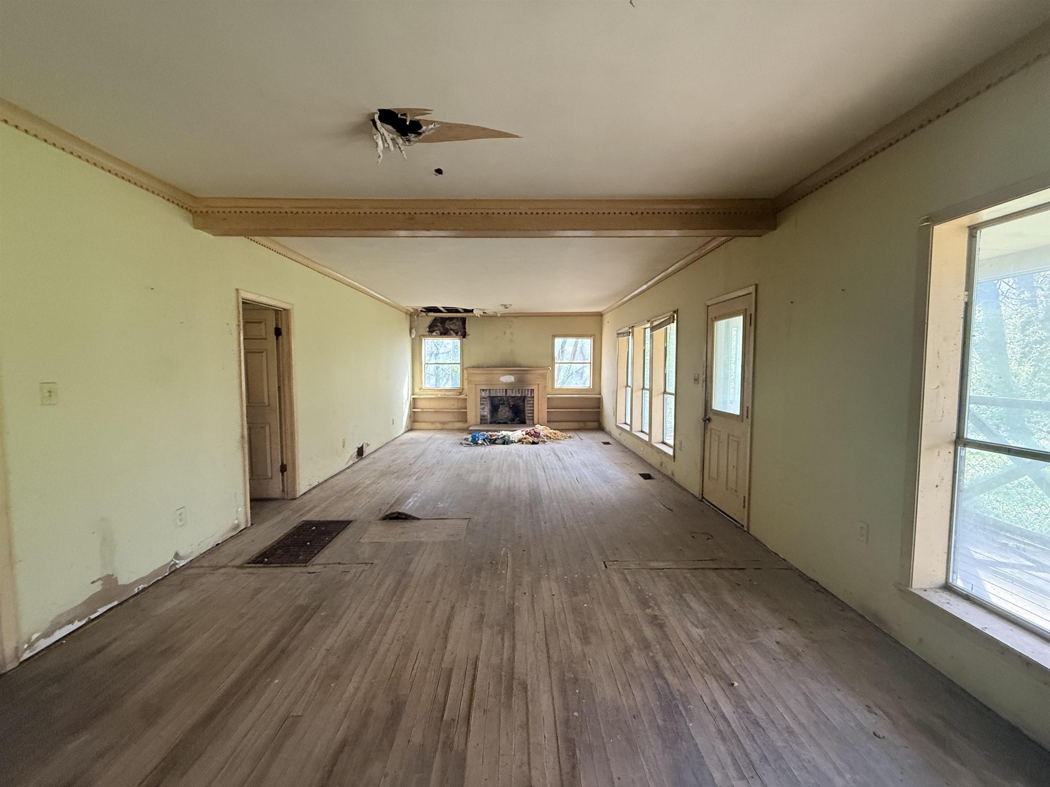890 Craft Road Memphis, TN 38116 - Photo 4 of 15 a view of a livingroom with furniture wooden floor and window