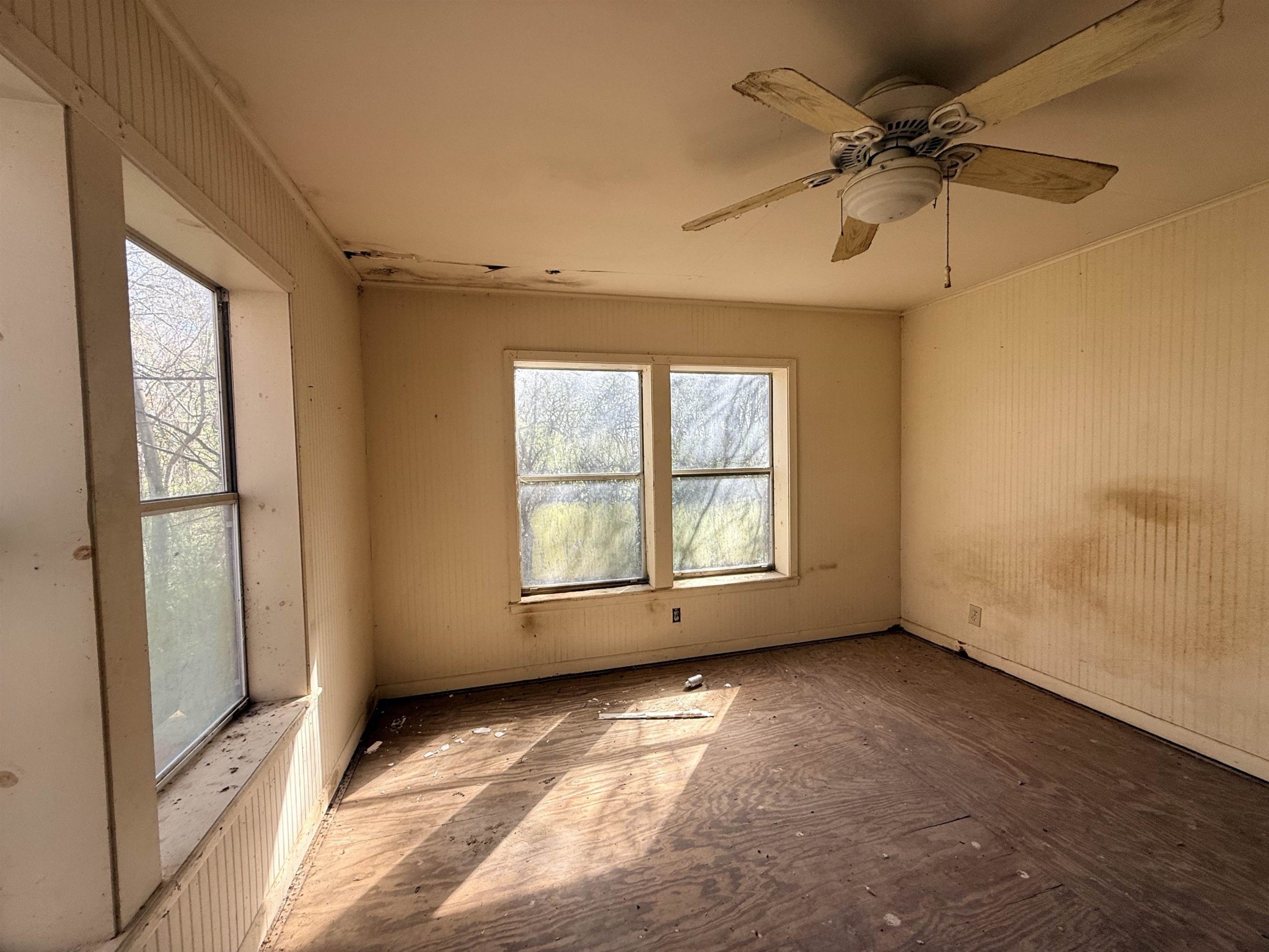 890 Craft Road Memphis, TN 38116 - Photo 8 of 15 a view of an empty room with a window