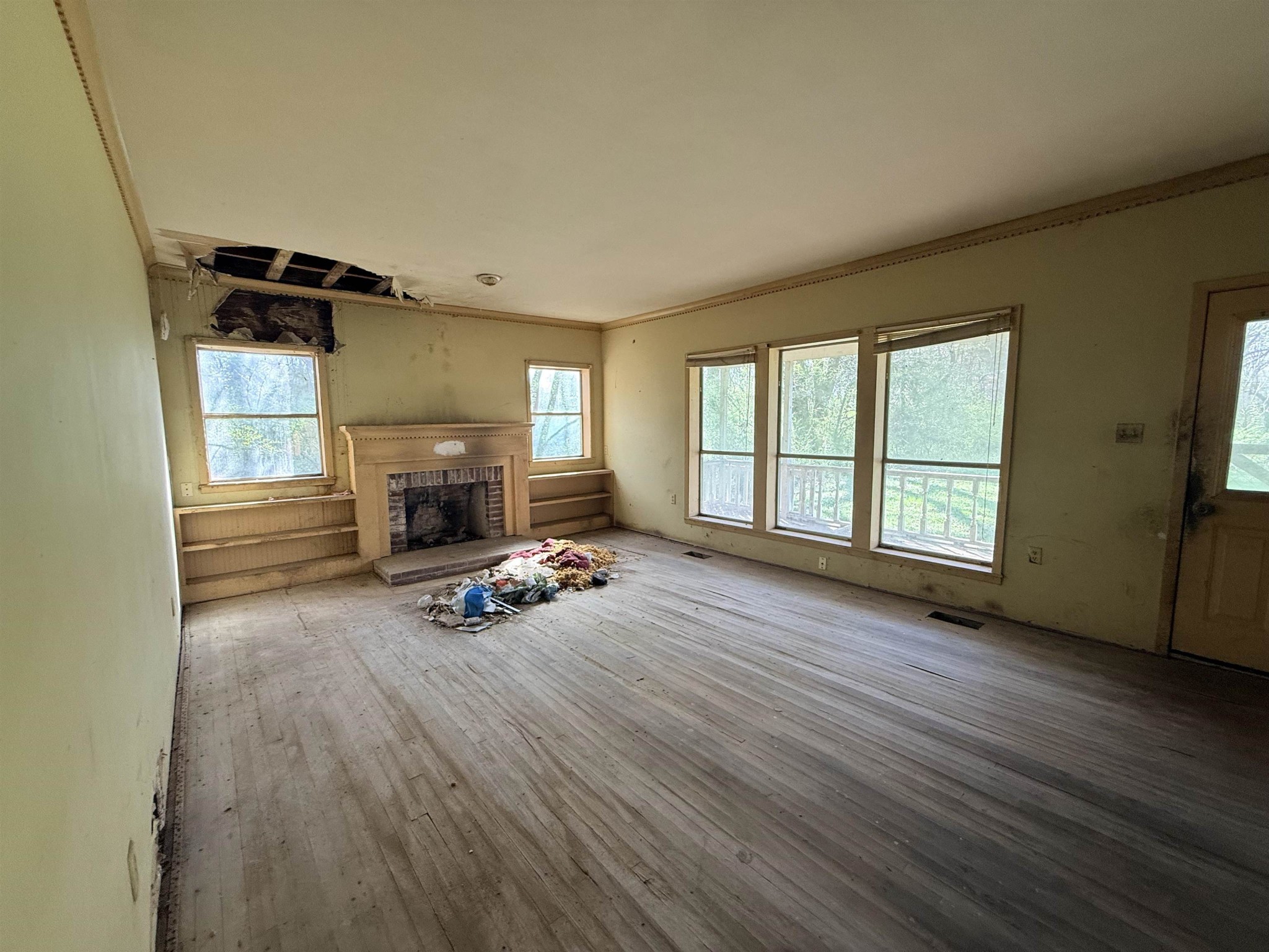 890 Craft Road Memphis, TN 38116 - Photo 10 of 15 a view of a livingroom with wooden floor and a fireplace