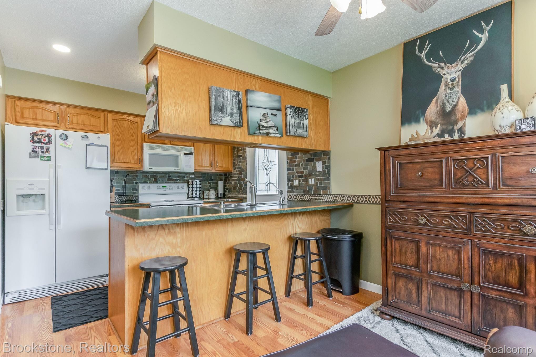 690 Miller Road Lake Orion, MI 48362 - Photo 8 of 25 IMG_7561 (1).jpg