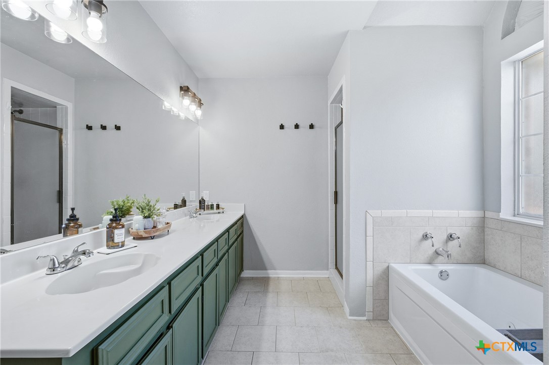 1601 Citation Loop Harker Heights, TX 76548 - Photo 32 of 42 a bathroom with a tub double sink and mirror
