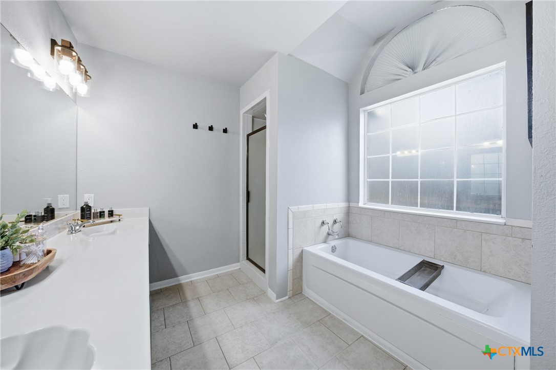 1601 Citation Loop Harker Heights, TX 76548 - Photo 35 of 42 a bathroom with a tub a sink and a large mirror