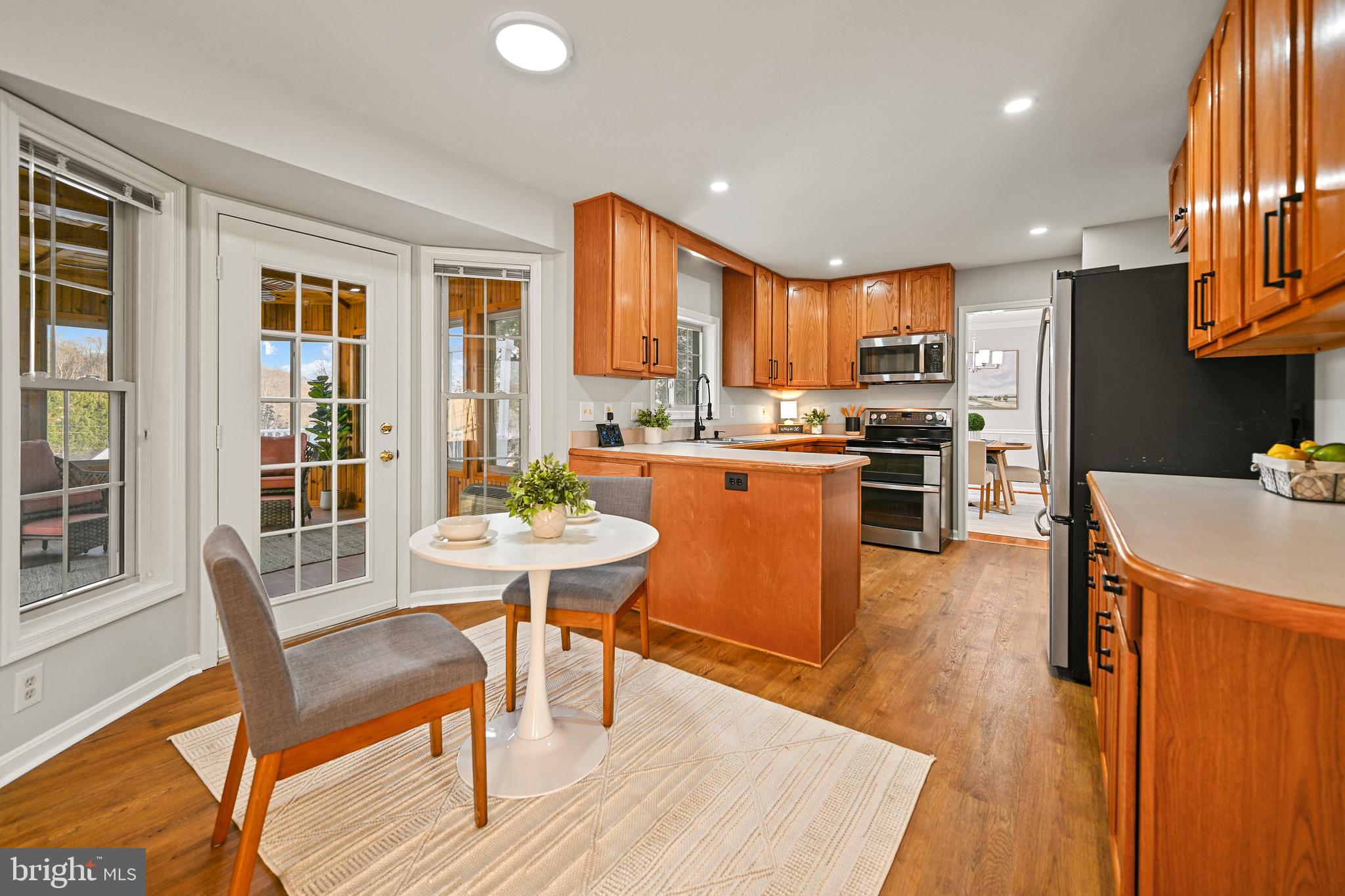 10449 Pineview Road Manassas, VA 20111 - Photo 11 of 46 Kitchen with Breakfast Area