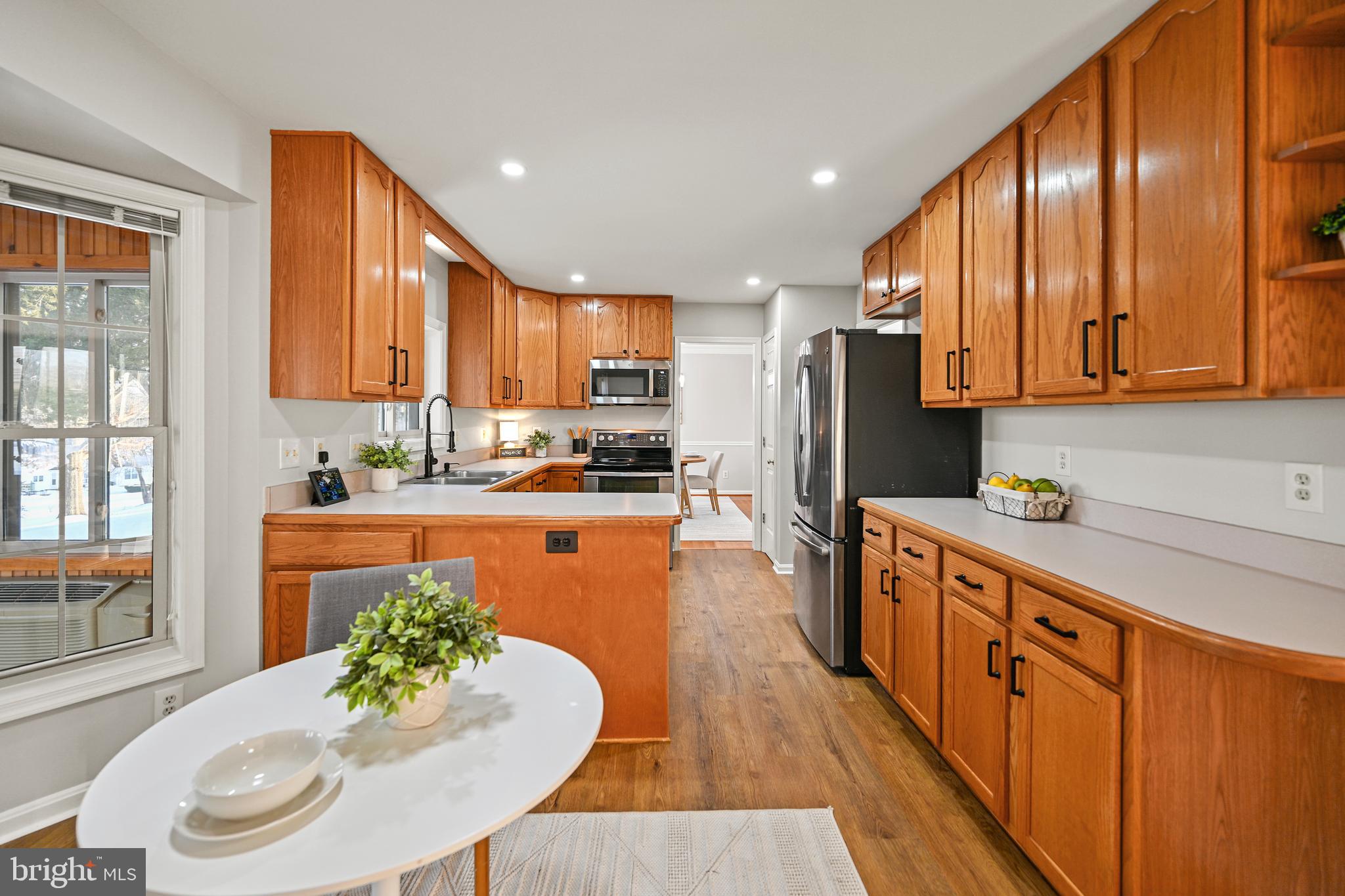 10449 Pineview Road Manassas, VA 20111 - Photo 12 of 46 Kitchen with Breakfast Area