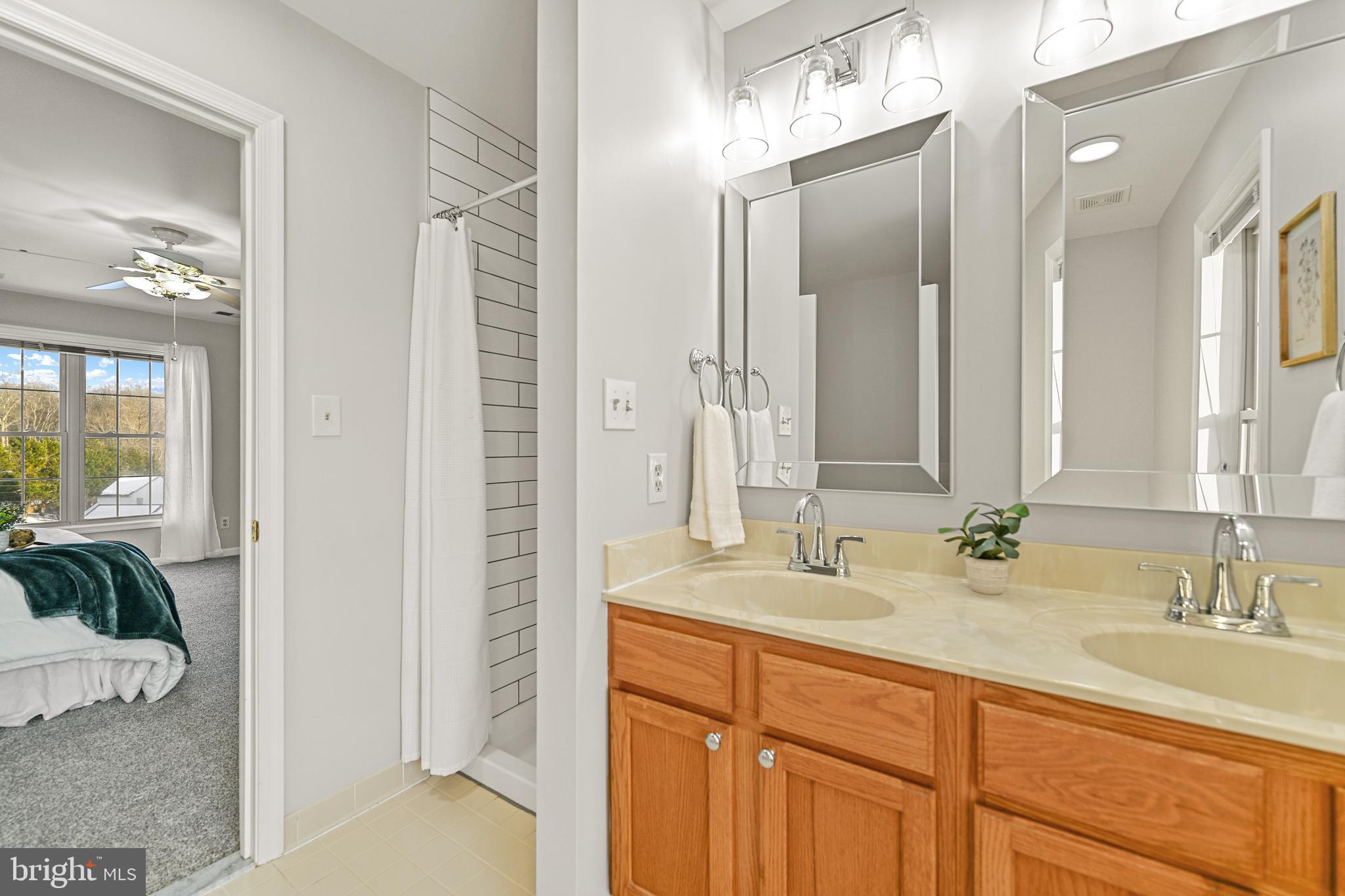 10449 Pineview Road Manassas, VA 20111 - Photo 25 of 46 Primary En Suite