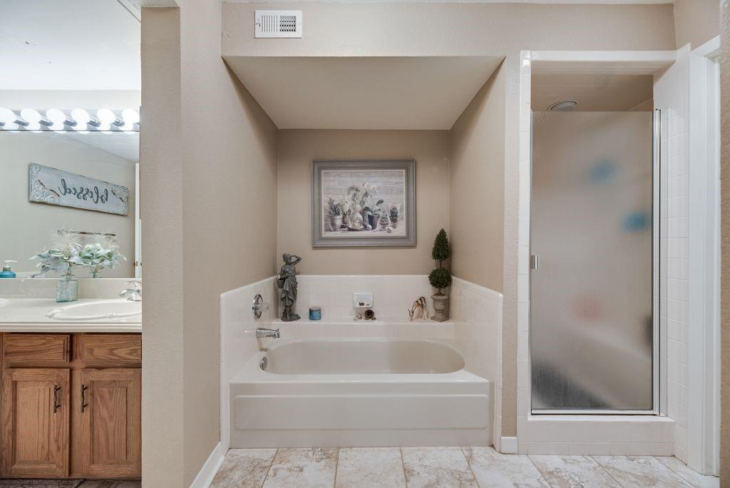 813 Signal Ridge Place, Unit 813 Rockwall, TX 75032 - Photo 11 of 22 PRIMARY TUB