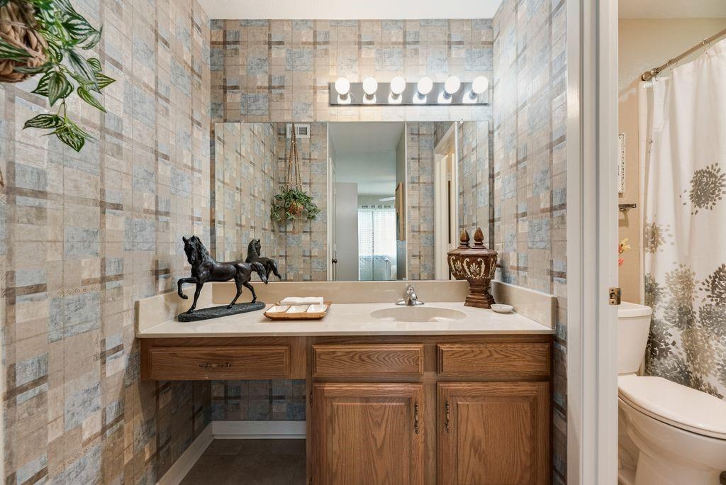 813 Signal Ridge Place, Unit 813 Rockwall, TX 75032 - Photo 14 of 22 GUEST BATH