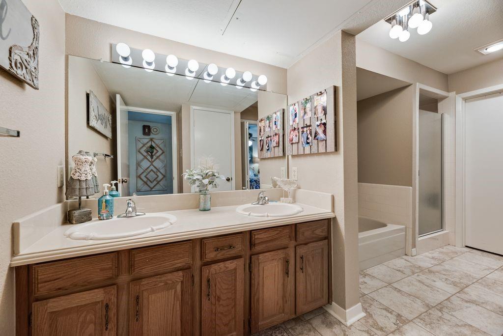 813 Signal Ridge Place, Unit 813 Rockwall, TX 75032 - Photo 10 of 22 PRIMARY BATH